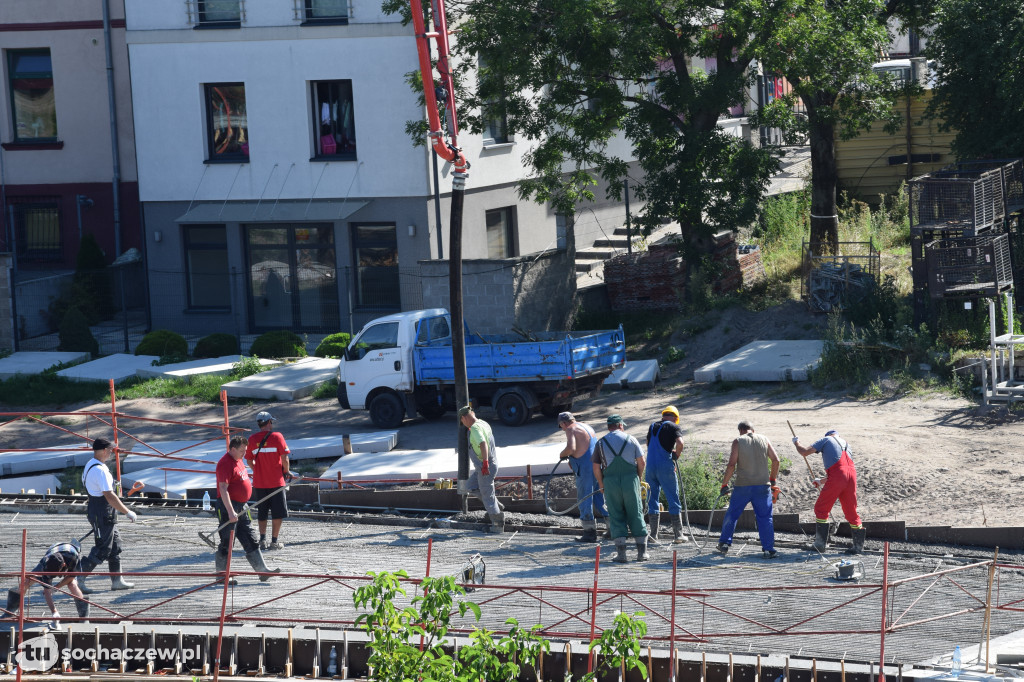 Zalewają amfiteatr. Gruszki uwijają się w ukropie