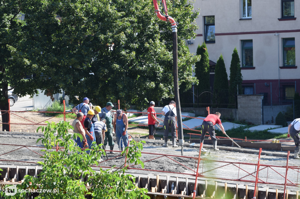 Zalewają amfiteatr. Gruszki uwijają się w ukropie