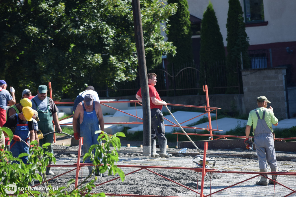 Zalewają amfiteatr. Gruszki uwijają się w ukropie