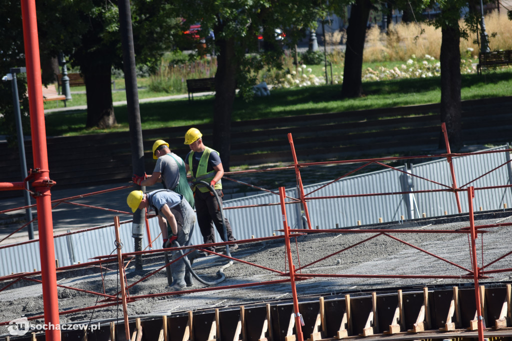 Zalewają amfiteatr. Gruszki uwijają się w ukropie