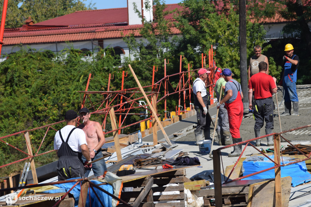 Zalewają amfiteatr. Gruszki uwijają się w ukropie