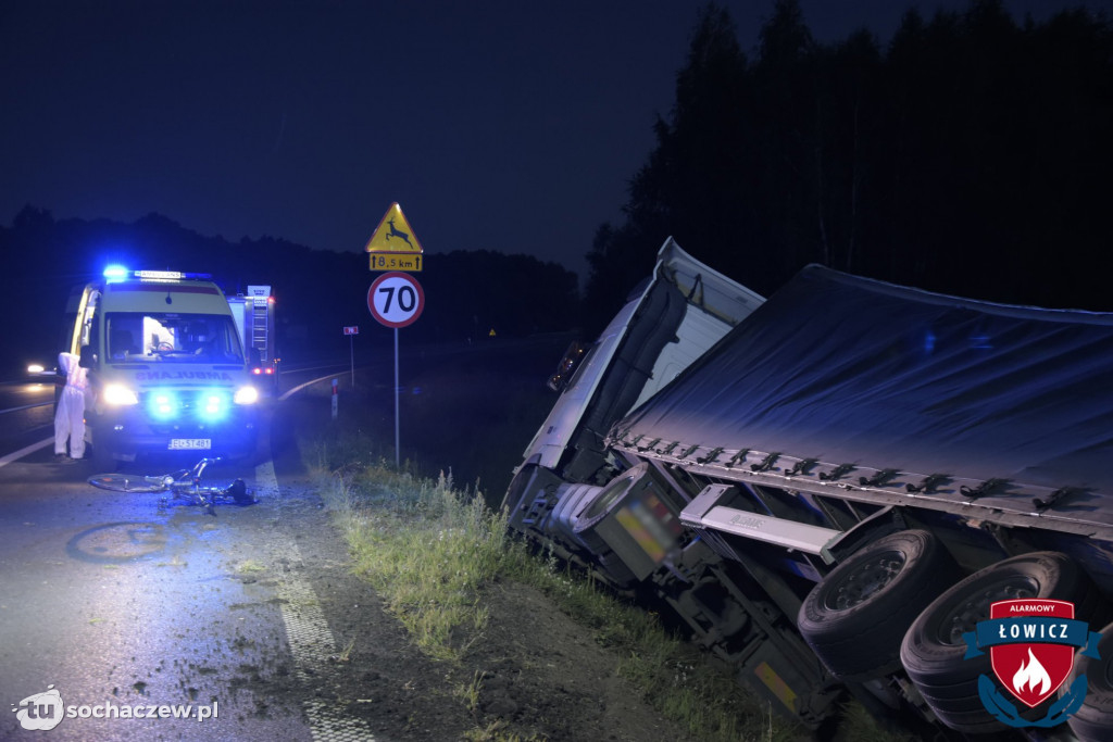 Potrącenie rowerzystki przez ciężarówkę. Kobieta trafiła do szpitala