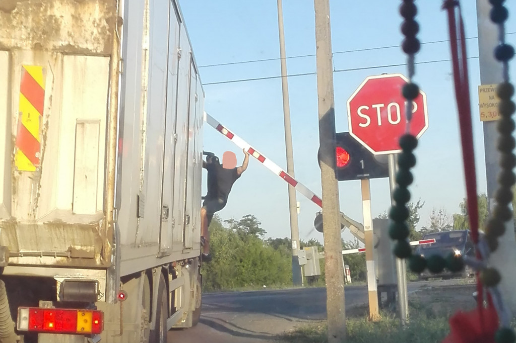Przejazd kolejowy w Nowej Suchej i kuriozalne zachowanie kierowcy