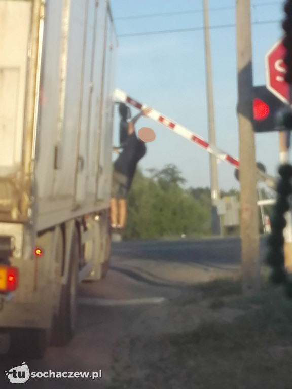 Przejazd kolejowy w Nowej Suchej i kuriozalne zachowanie kierowcy