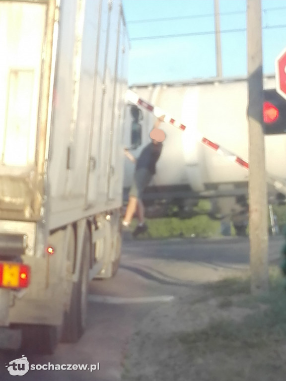 Przejazd kolejowy w Nowej Suchej i kuriozalne zachowanie kierowcy