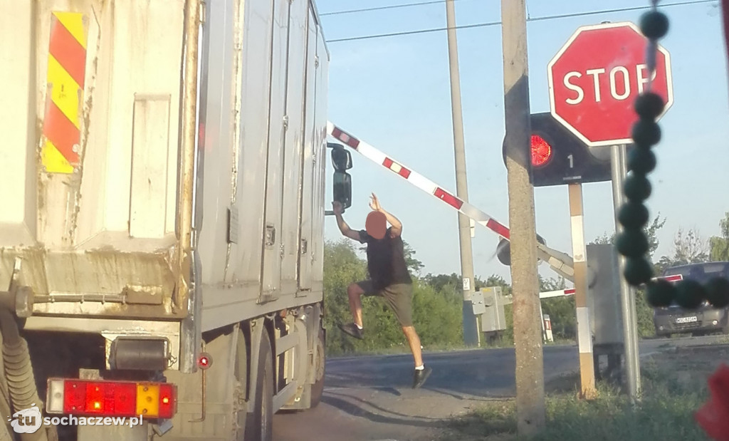 Przejazd kolejowy w Nowej Suchej i kuriozalne zachowanie kierowcy