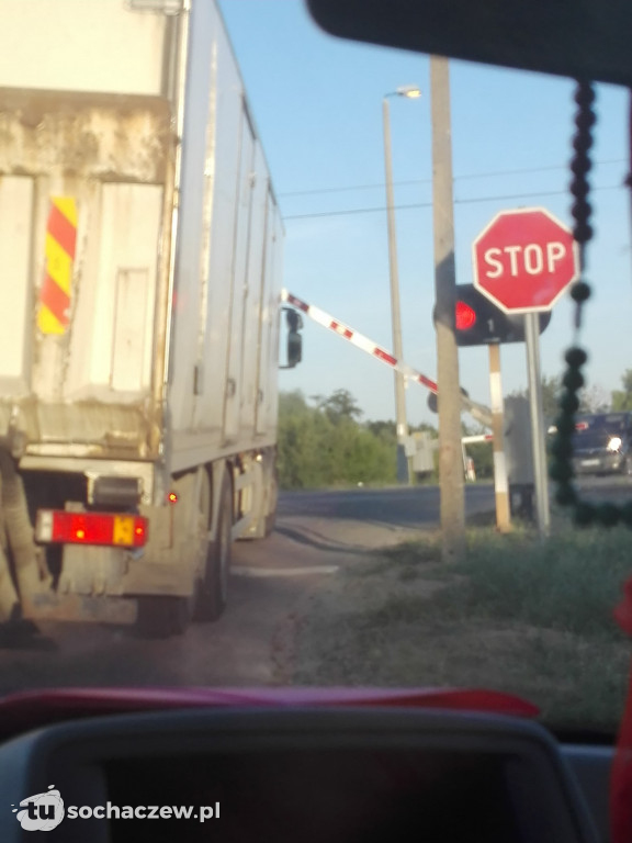 Przejazd kolejowy w Nowej Suchej i kuriozalne zachowanie kierowcy