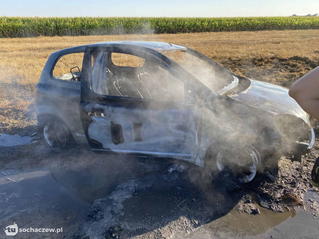 Jeżówka: auto spłonęło doszczętnie. Interwencja OSP Wyczółki