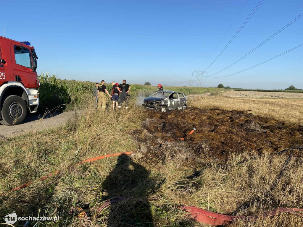 Jeżówka: auto spłonęło doszczętnie. Interwencja OSP Wyczółki