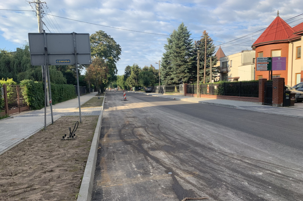 Nowy asfalt na 15 Sierpnia