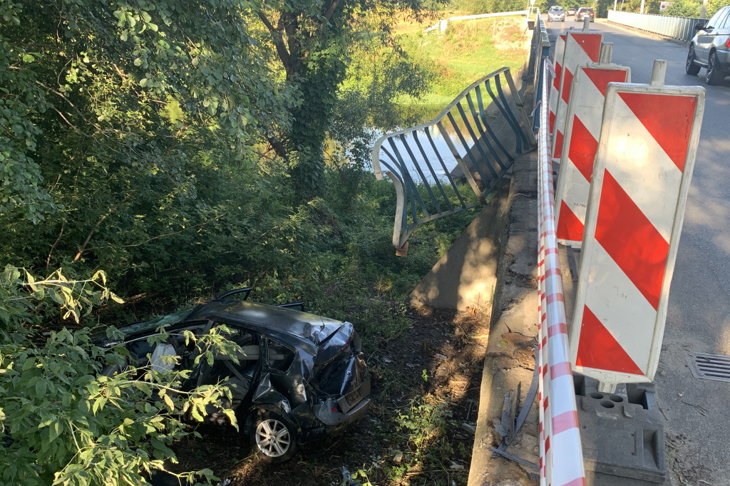 Chodaków kierowca Renault przebił barierki i spadł z mostu
