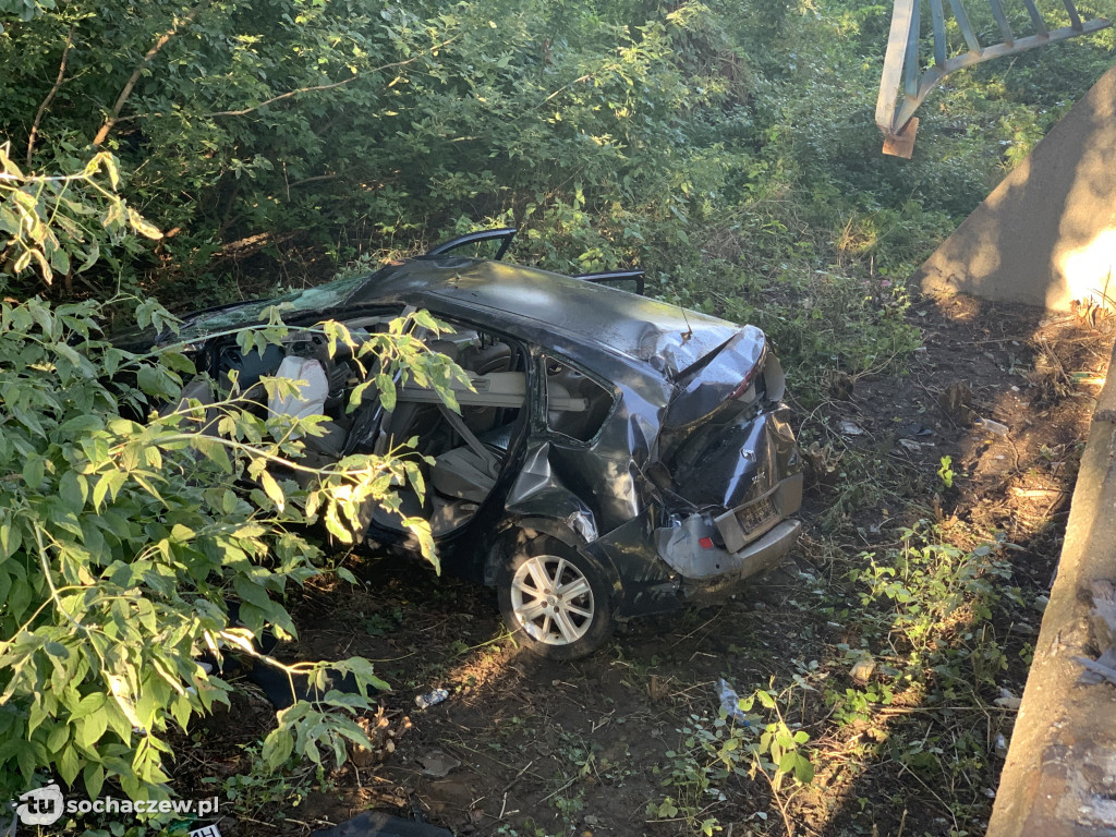 Chodaków kierowca Renault przebił barierki i spadł z mostu