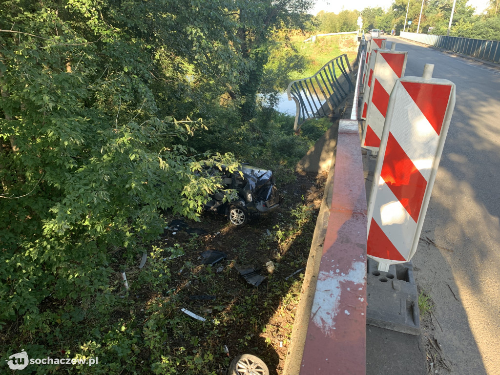 Chodaków kierowca Renault przebił barierki i spadł z mostu