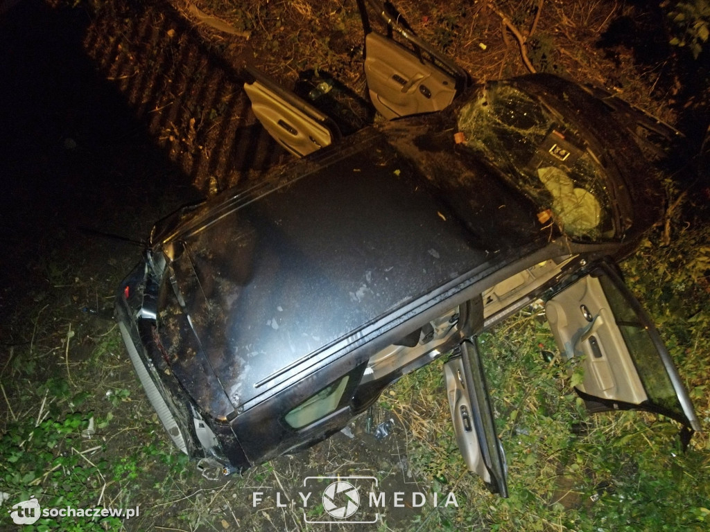 Chodaków kierowca Renault przebił barierki i spadł z mostu