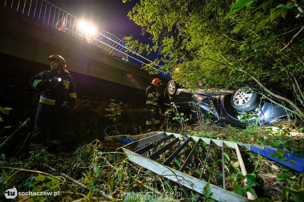 Chodaków kierowca Renault przebił barierki i spadł z mostu