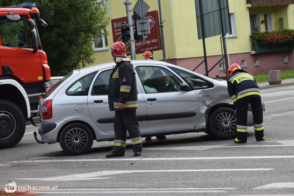 Zderzenie na skrzyżowaniu al. 600-lecia - Warszawska