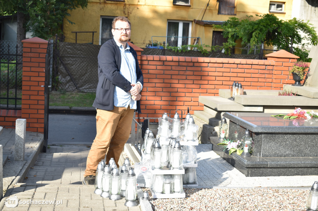 Znicze pamięci na cmentarzach w Sochaczewie 2020