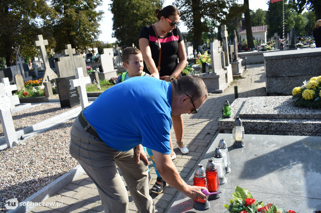 Znicze pamięci na cmentarzach w Sochaczewie 2020