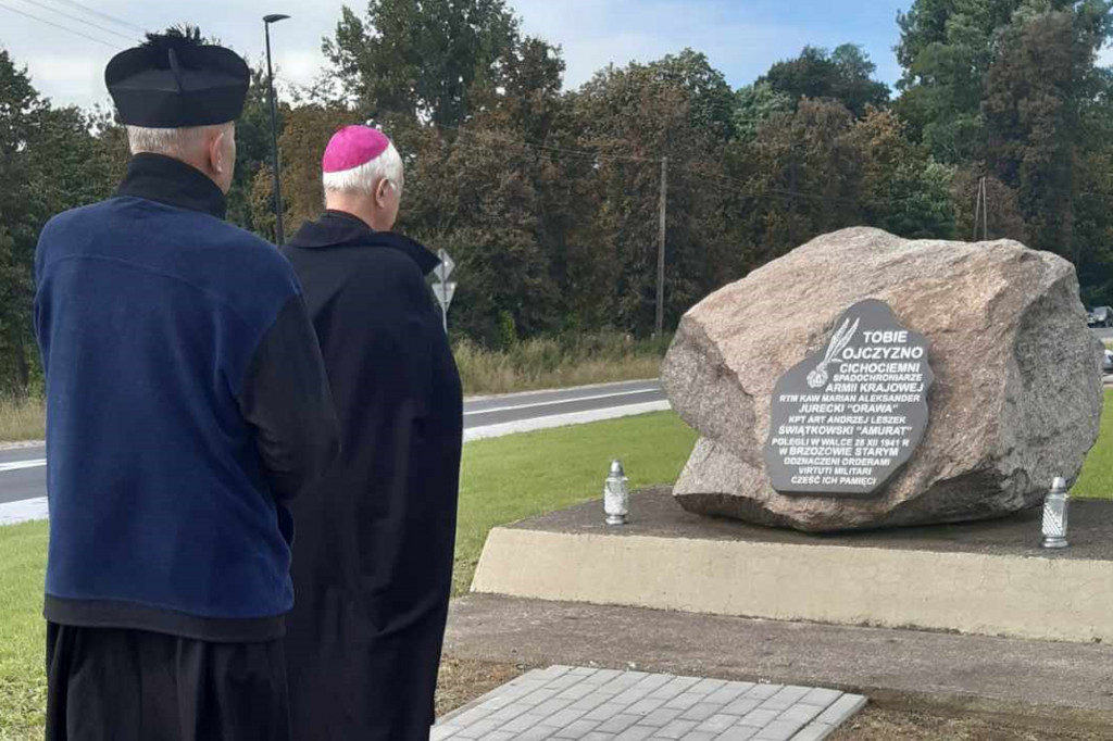 Niecodzienny gość na Szlaku Pamięci Cichociemnych w Brzozowie