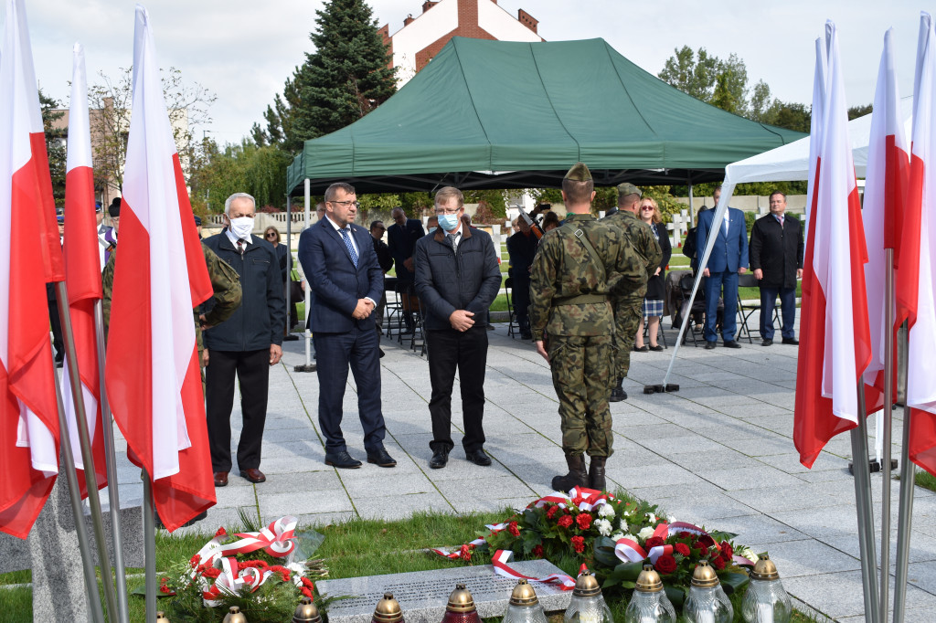 Odsłonięcie tablicy pamiątkowej upamiętniającej zamordowanych w Henrykowie