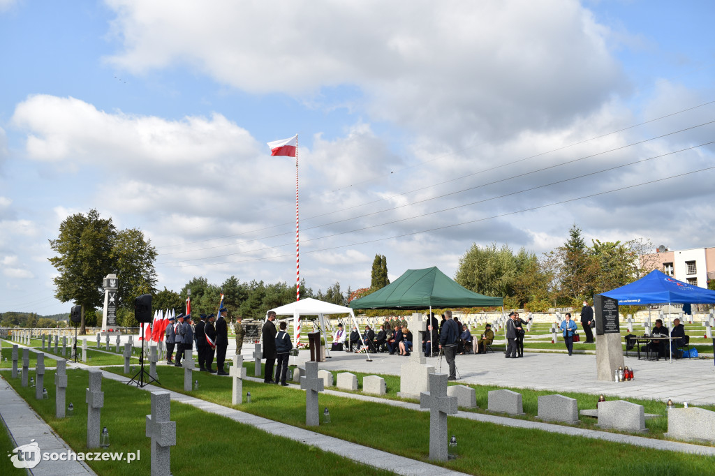 Odsłonięcie tablicy pamiątkowej upamiętniającej zamordowanych w Henrykowie