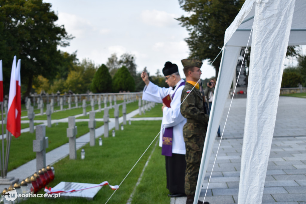 Odsłonięcie tablicy pamiątkowej upamiętniającej zamordowanych w Henrykowie