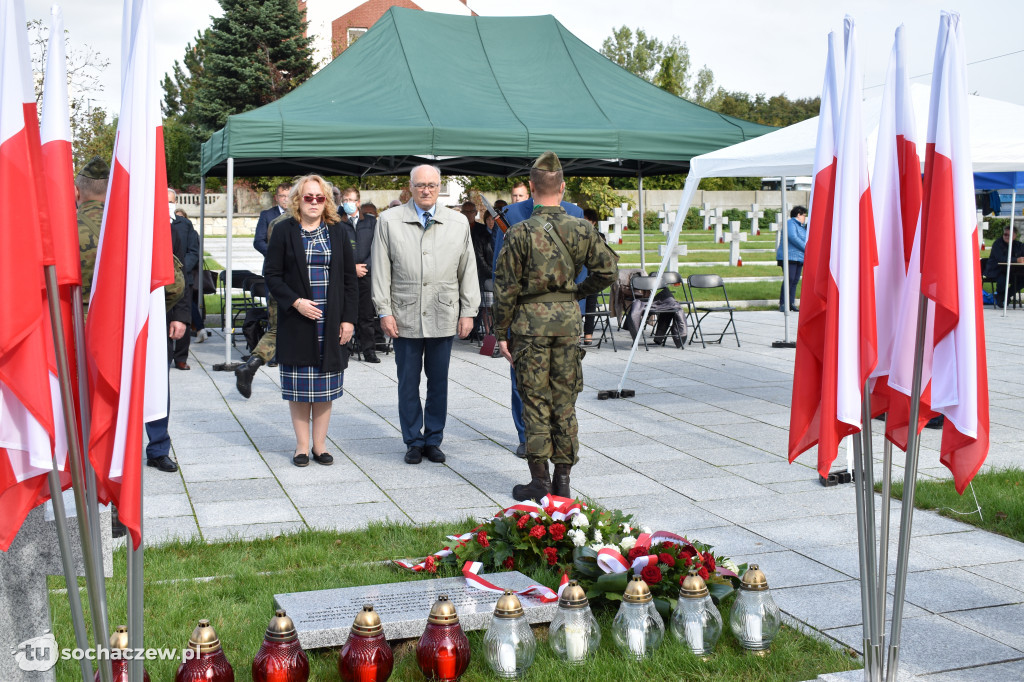 Odsłonięcie tablicy pamiątkowej upamiętniającej zamordowanych w Henrykowie