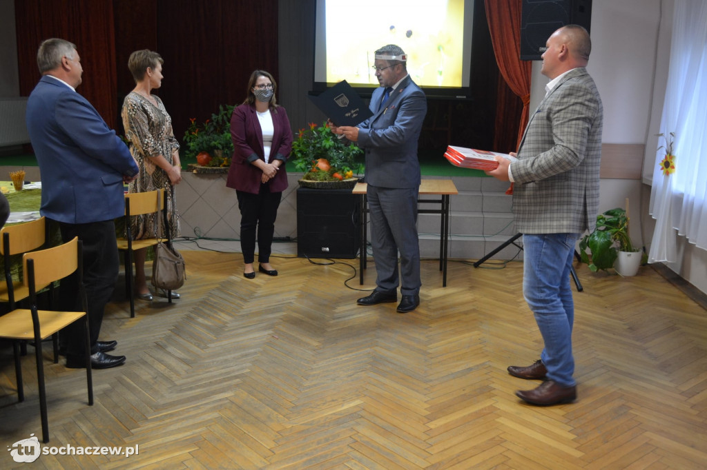 Nagrody wójta gminy Iłów z okazji Dnia Edukacji Narodowej rozdane