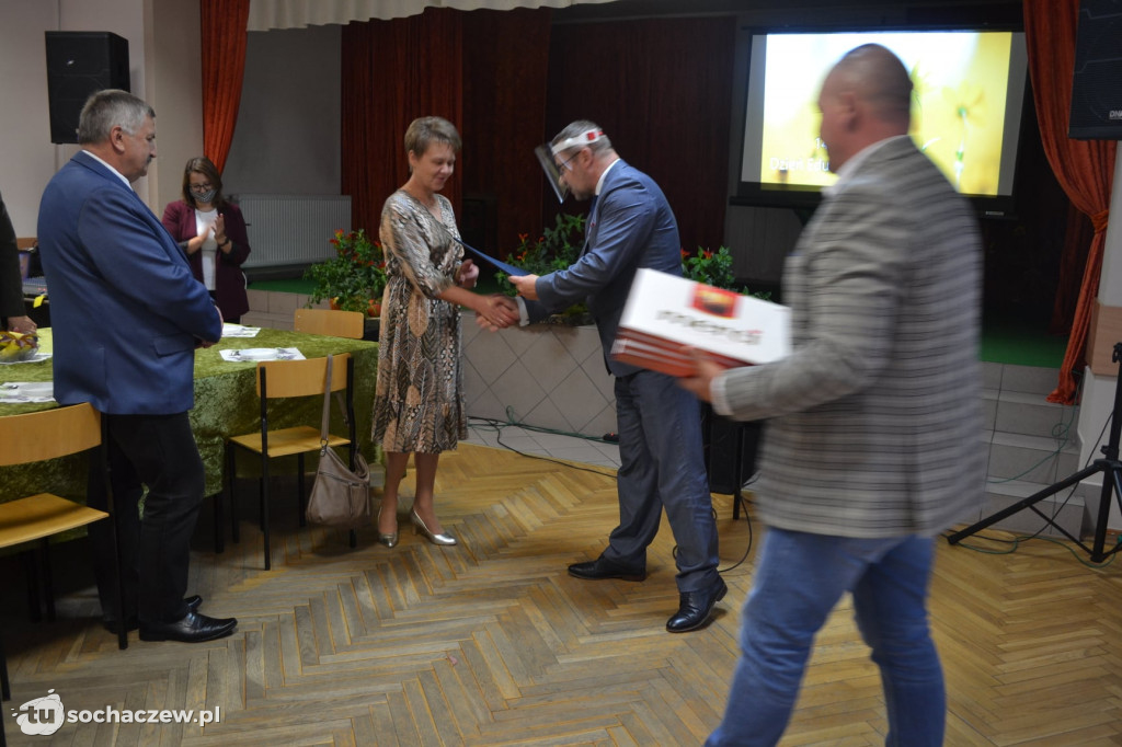 Nagrody wójta gminy Iłów z okazji Dnia Edukacji Narodowej rozdane
