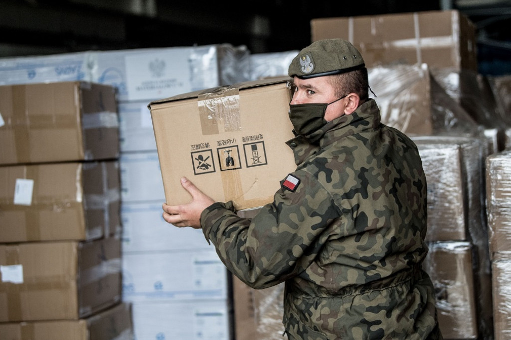 Terytorialsi transportują środki ochrony indywidualnej do szpitali. Wkrótce dotrą do Sochaczewa