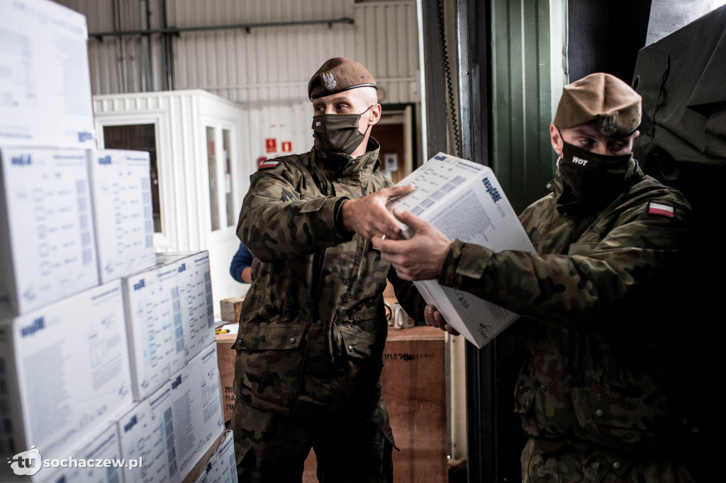 Terytorialsi transportują środki ochrony indywidualnej do szpitali. Wkrótce dotrą do Sochaczewa