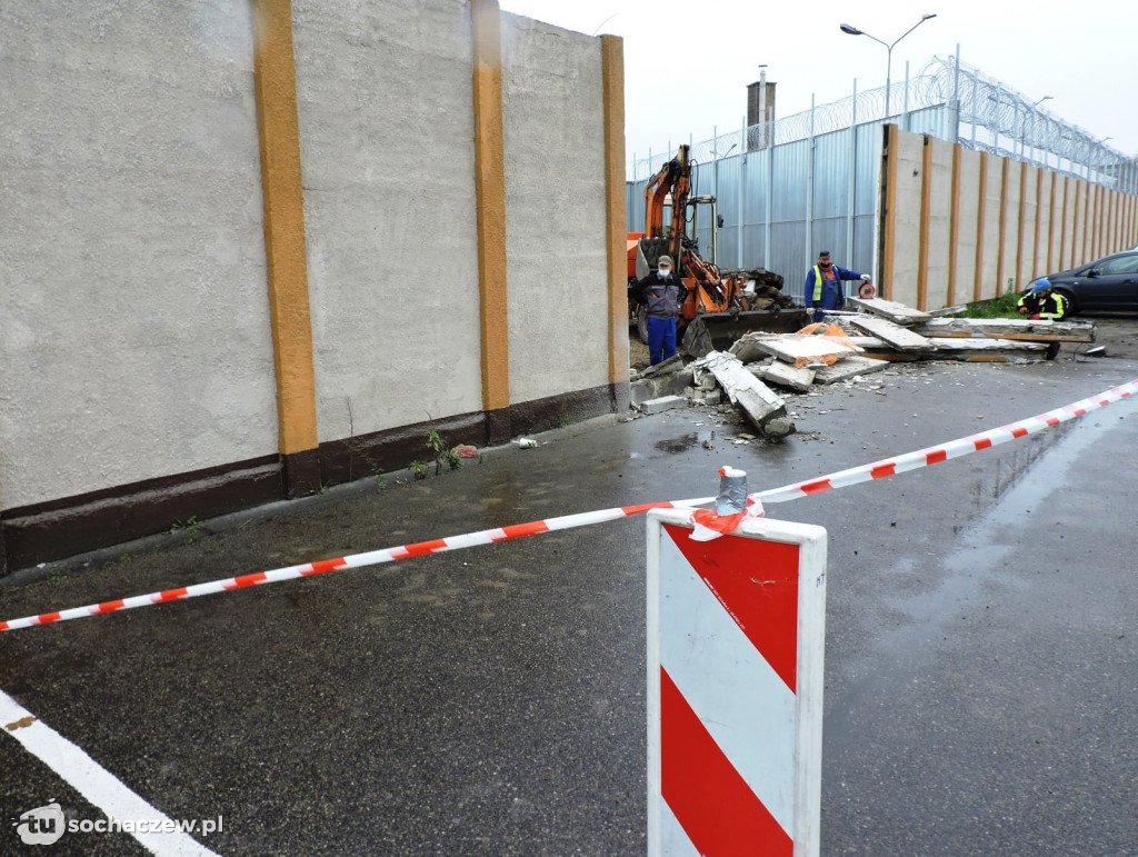 Niecodzienny widok w Łowiczu. Runął mur Zakładu Karnego