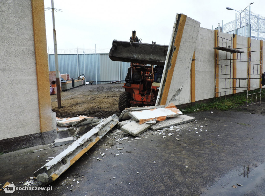 Niecodzienny widok w Łowiczu. Runął mur Zakładu Karnego