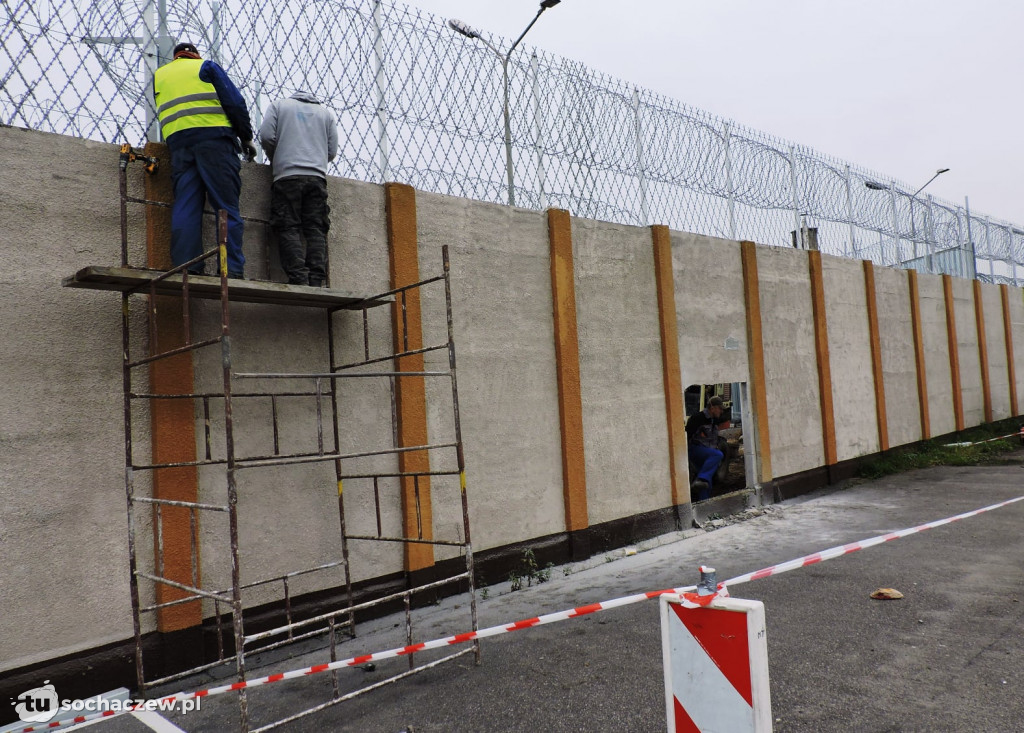 Niecodzienny widok w Łowiczu. Runął mur Zakładu Karnego