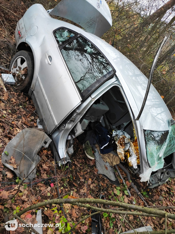 Wypadek w Skierniewicach. Auto rozpadło się na dwie części