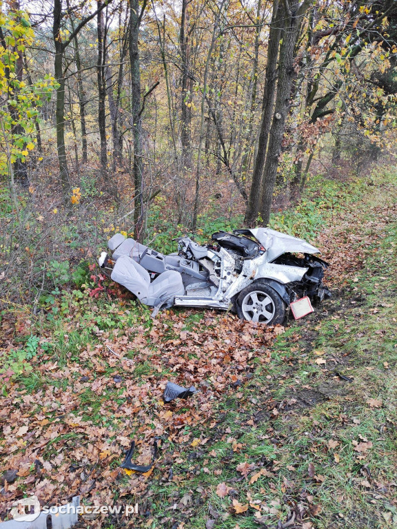 Wypadek w Skierniewicach. Auto rozpadło się na dwie części