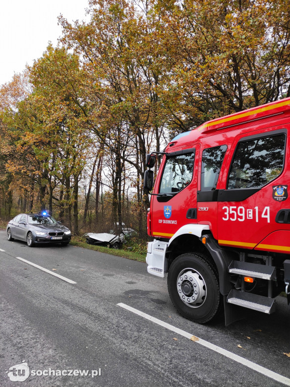 Wypadek w Skierniewicach. Auto rozpadło się na dwie części