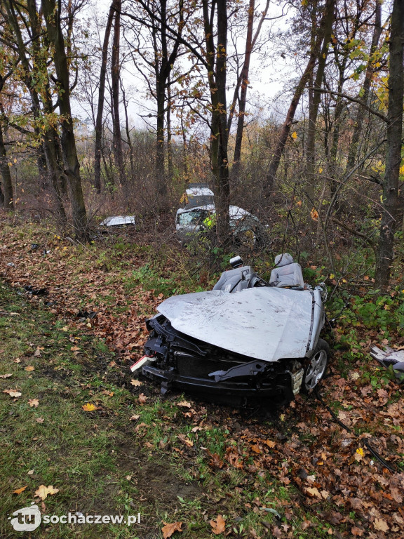 Wypadek w Skierniewicach. Auto rozpadło się na dwie części
