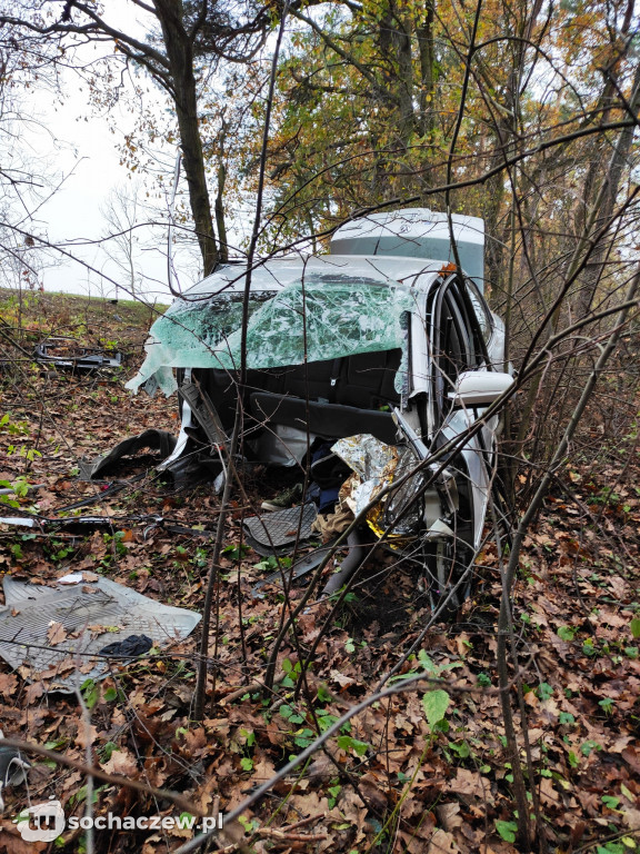 Wypadek w Skierniewicach. Auto rozpadło się na dwie części