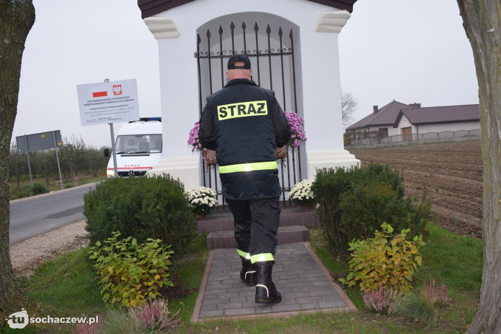 Akcja chryzantema. OSP Giżyce pomogło pani Ani z Rybna. 150 kwiatów zdobi okolice