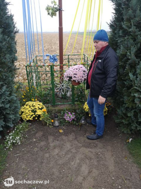Akcja chryzantema. OSP Giżyce pomogło pani Ani z Rybna. 150 kwiatów zdobi okolice