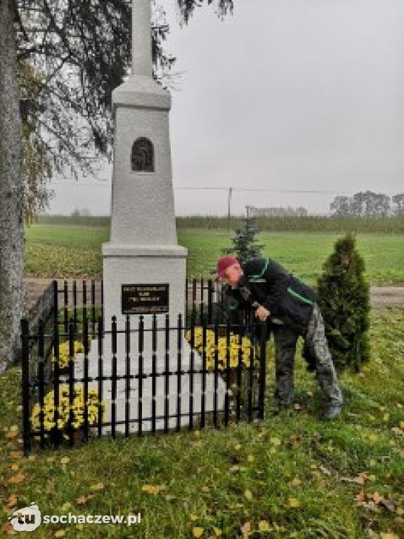 Akcja chryzantema. OSP Giżyce pomogło pani Ani z Rybna. 150 kwiatów zdobi okolice