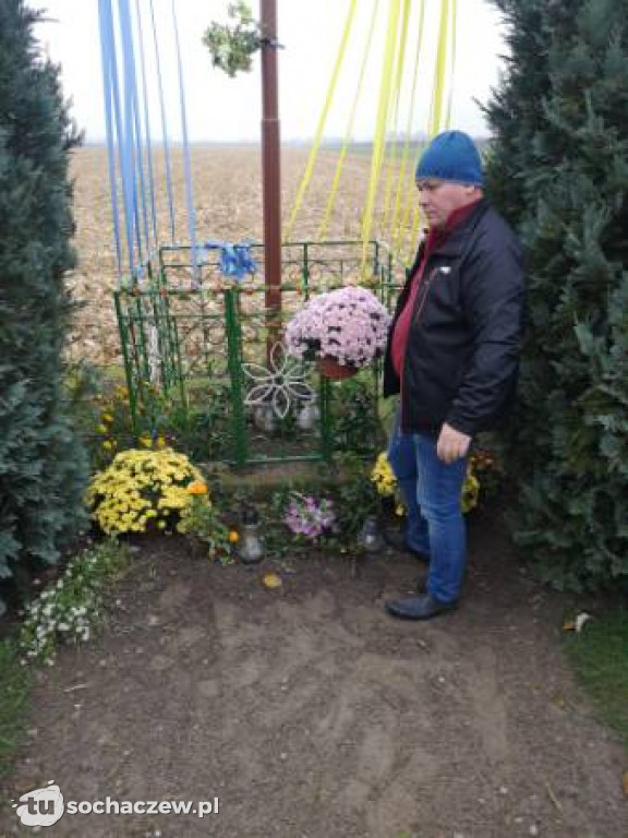 Akcja chryzantema. OSP Giżyce pomogło pani Ani z Rybna. 150 kwiatów zdobi okolice