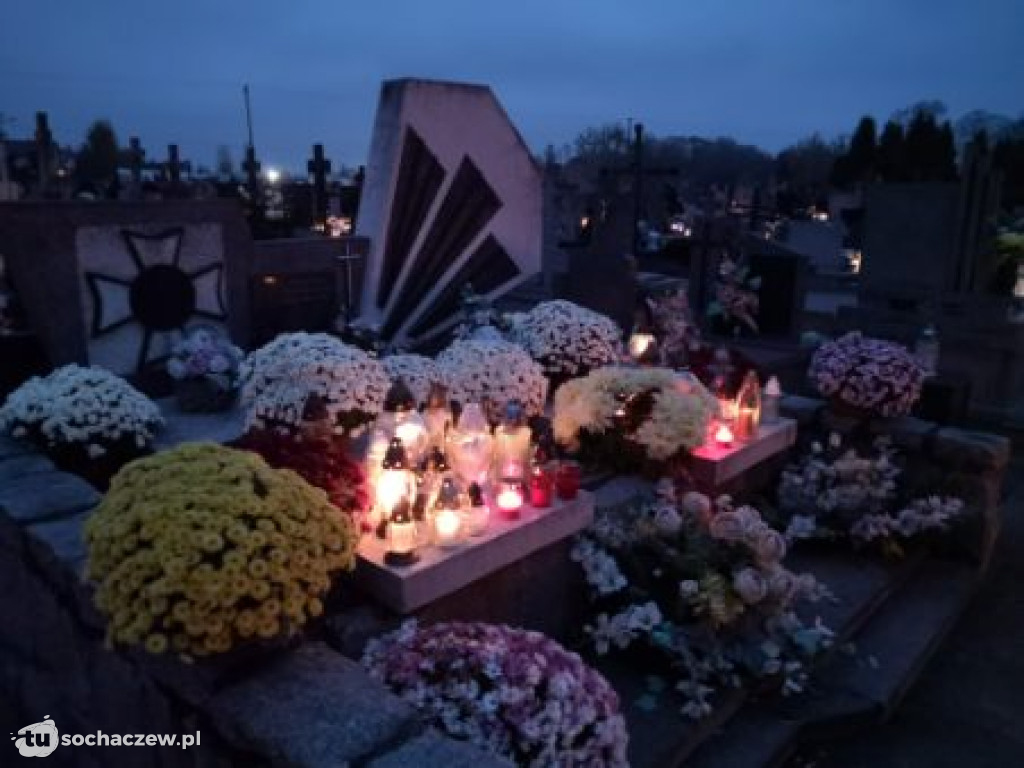 Akcja chryzantema. OSP Giżyce pomogło pani Ani z Rybna. 150 kwiatów zdobi okolice