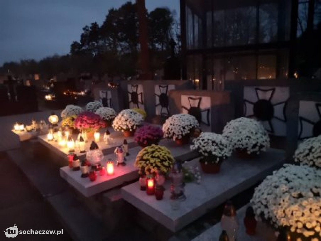 Akcja chryzantema. OSP Giżyce pomogło pani Ani z Rybna. 150 kwiatów zdobi okolice