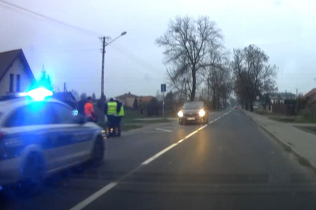 Kąty. Policjanci i ratownicy pomogli seniorowi z zanikami pamięci