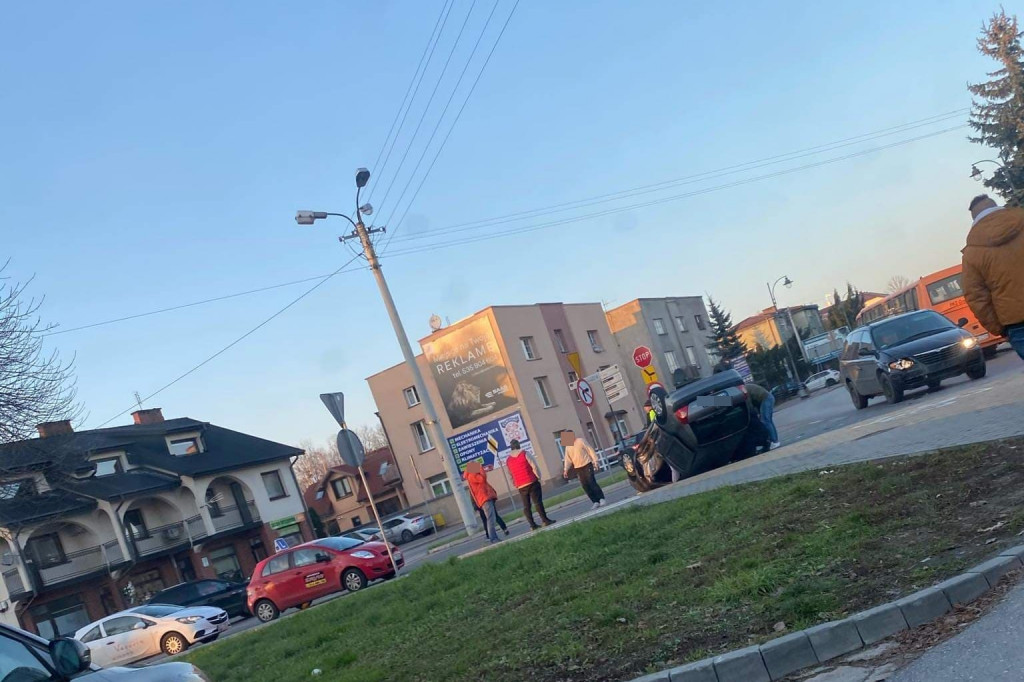 Zderzenie na skrzyżowaniu  ulic 15 Sierpnia i Traugutta