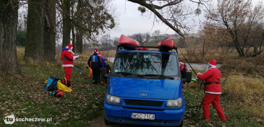 Mikołaje w Sochaczewie w kajakach i w maluchach