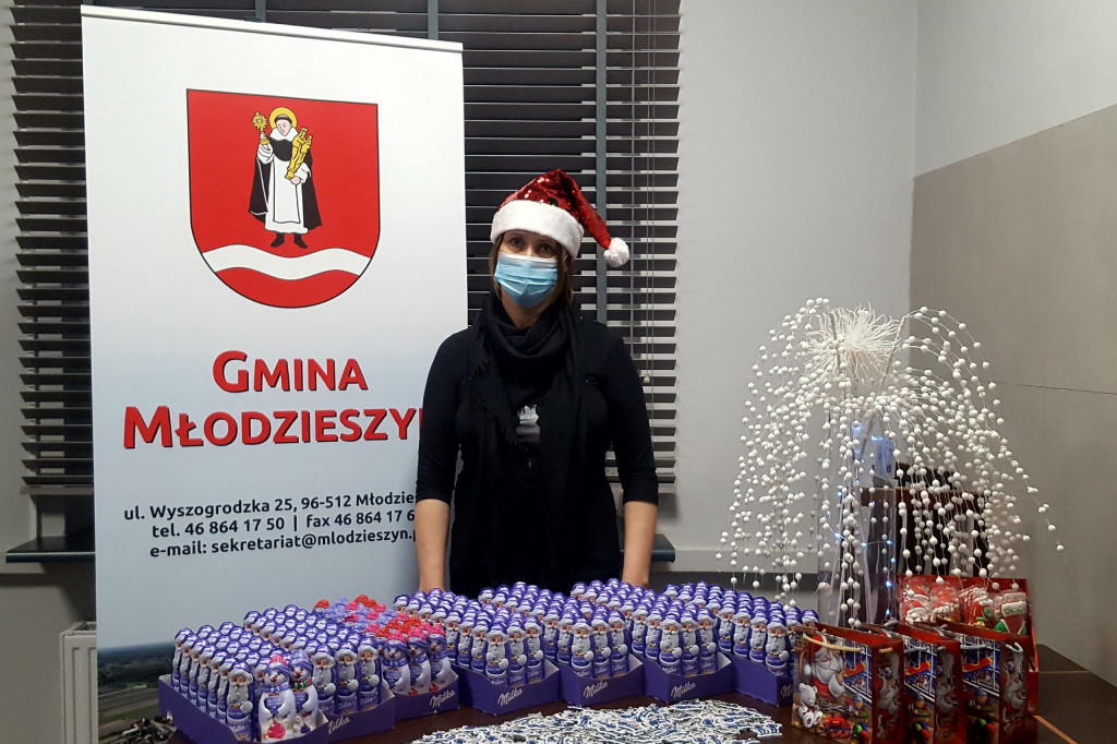 Wójt gminy Młodzieszyn z mikołajkowymi prezentami dla najmłodszych