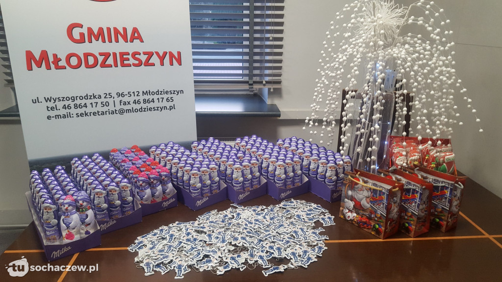 Wójt gminy Młodzieszyn z mikołajkowymi prezentami dla najmłodszych
